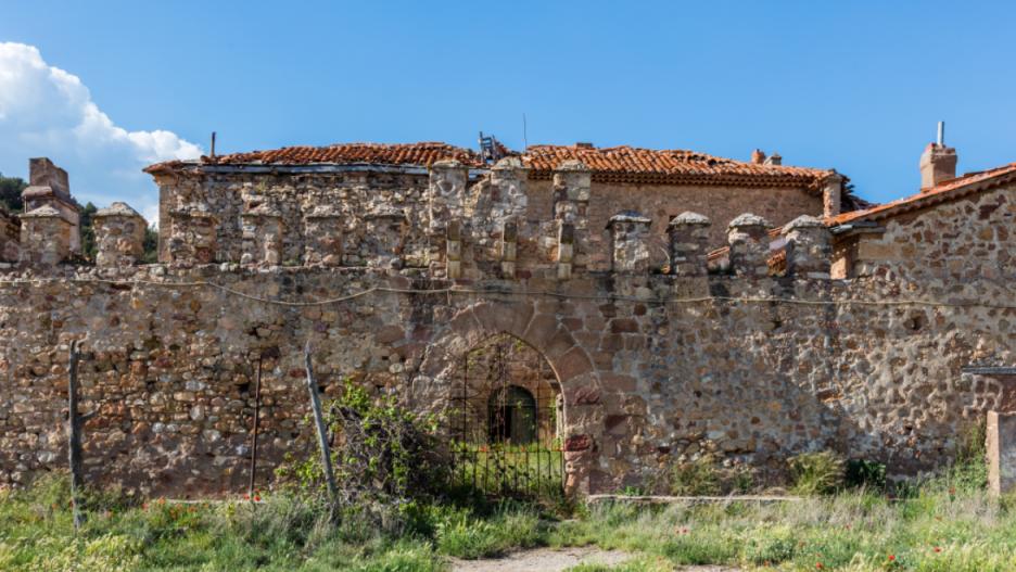 Vista frontal de la casa fuerte de Vega de Arias en Tierzo (Guadalajara)