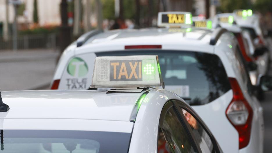 (Foto de ARCHIVO)
Taxis en el centro de Sevilla. A 1 de agosto de 2024, en Sevilla (Andalucía, España). Varios vehículos del servicio de taxis en el centro de Sevilla.

ROCÍO RUZ / EUROPA PRESS
01/8/2024