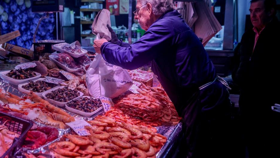 Compras antes de la cena de Nochebuena en un mercado, a 24 de diciembre de 2023, en Madrid (España). Las familias ultiman sus compras para tener todo listo para la cena de Nochebuena y la comida de Navidad. A la subida de precios típica de estas fechas de los alimentos frescos se suma el entorno inflacionista que hace que la cesta de la compra finalice el año más cara que la de los años anteriores.

Ricardo Rubio / Europa Press
24 DICIEMBRE 2023;RECURSOS;COMPRAS;NOCHEBUENA;NAVIDAD;CENA COMIDA
24/12/2023