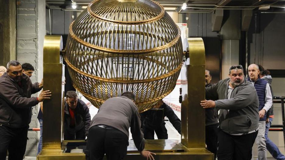 Los bombos de la Lotería de Navidad ya están en el Palacio Real.