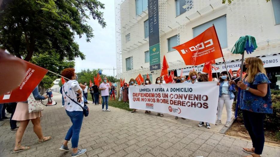 (Foto de ARCHIVO)
Concentración durante la negociación del anterior convenio de Limpieza y Ayuda a Domicilio de Albacete 2020-23.

REMITIDA / HANDOUT por CCOO
Fotografía remitida a medios de comunicación exclusivamente para ilustrar la noticia a la que hace referencia la imagen, y citando la procedencia de la imagen en la firma
27/8/2024