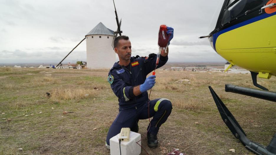 Castilla-La Mancha supera las 100 transfusiones sanguíneas en helicóptero sanitario, marcando un hito en la atención de emergencias en España