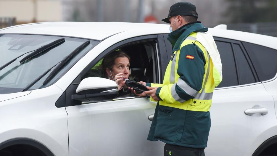 (Foto de ARCHIVO)
Dos agentes de la Guardia Civil realizan un control de alcohol y drogas a una mujer