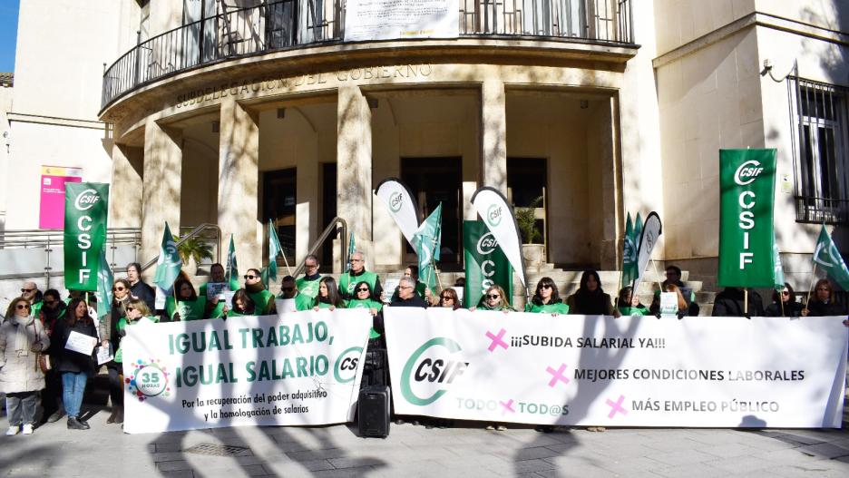 Concentración de personal de CSIF en Ciudad Real.