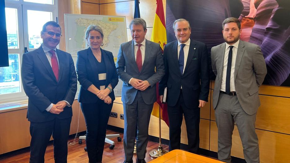 Reunión en el Ministerio de Transportes el secretario de Estado de Transportes y Movilidad Sostenible, José Antonio Santano y el alcalde de Talavera de la Reina, José Julián Gregorio.