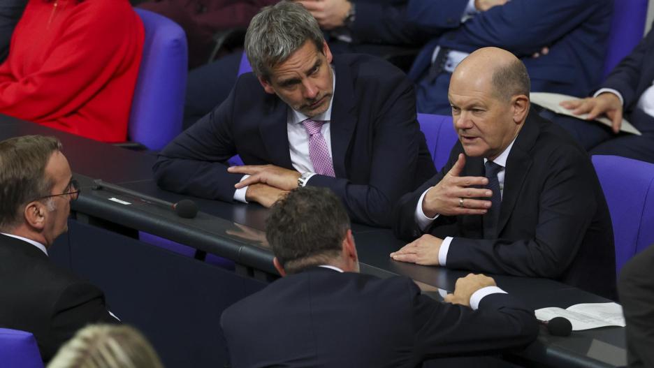 Berlin (Germany), 16/12/2024.- German Federal Government Spokesperson Steffen Hebestreit (C, 2nd row) listens to German Chancellor Olaf Scholz (R, 2nd row) speaking during a session of the German Bundestag after the vote of confidence in the German Chancellor, in Berlin, Germany, 16 December 2024. Scholz on 11 December submitted a motion for a vote of confidence in the German Bundestag to pave the way for new elections. (Elecciones, Alemania) EFE/EPA/HANNIBAL HANSCHKE