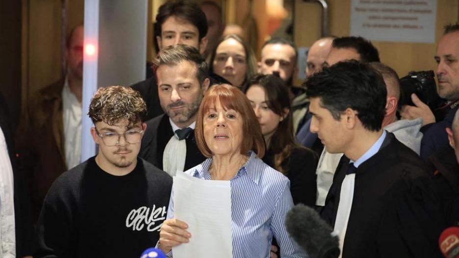 Gisele Pelicot (C), con sus abogados Stephane Babonneau y Antoine Camus, habla con los medios de comunicación en el tribunal penal de Aviñón, sur de Francia, el 19 de diciembre de 2024.