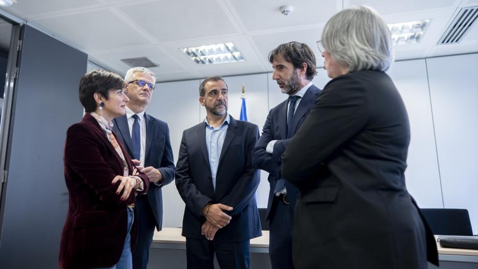 (I-D) La ministra de Vivienda y Agenda Urbana, Isabel Rodríguez; el secretario de Estado de Vivienda y Agenda Urbana, David Lucas; el administrador de Zarza Network, Antonio de Santiago; el director de Asuntos Públicos de Meta para España y Portugal, José Luis Zimermann y la directora de SEPES, Leire Iglesias, conversan  durante la firma del acuerdo de compraventa para la instalación de un Centro de Datos, en la sede de SEPES, a 19 de diciembre de 2024, en Madrid (España). El centro de Datos se instalará en suelo industrial de Talavera de la Reina.

Alberto Ortega / Europa Press
19 DICIEMBRE 2024;VIVIENDA;CENTRO DE DATOS
19/12/2024