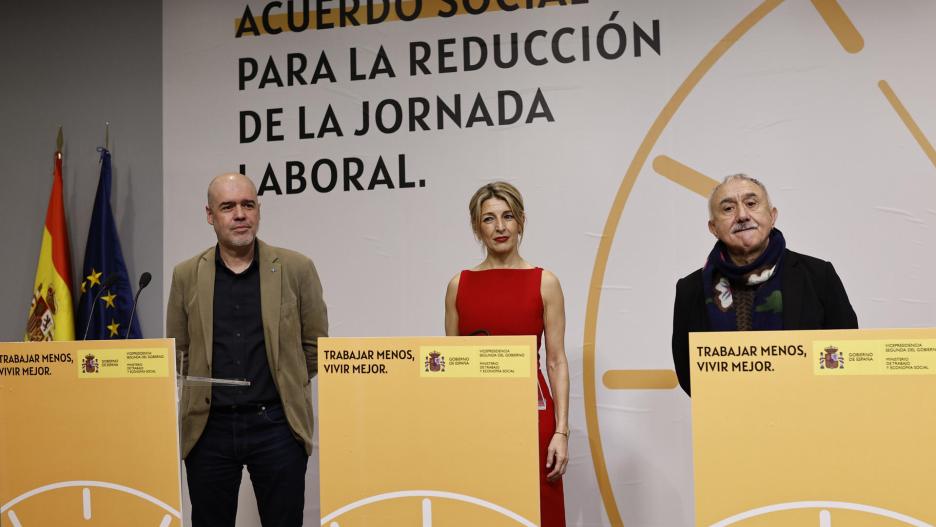 MADRID, 20/12/2024.- La vicepresidenta segunda del Gobierno y ministra de Trabajo, Yolanda Díaz (C), firma este viernes con los secretarios generales de CCOO y UGT, Unai Sordo (i) y Pepe Álvarez (d), respectivamente, el acuerdo alcanzado entre el Ejecutivo y los sindicatos para reducir la jornada laboral a 37 horas y media en 2025 sin reducción salarial. EFE/ Rodrigo Jimenez