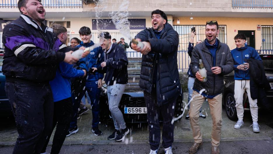 MADRID, 22/12/2024.- La mitad del Gordo, el 72.480, ha ido parar al club de baloncesto madrileño Distrito Olímpico, que compró los décimos en la administración de Logroño en la que ha caído íntegramente el primer premio de la Loteria de Navidad. El club, ubicado en el distrito de San Blas-Canillejas cuenta con equipos masculinos y femeninos en categorías de formación y Tercera FEB. Habitualmente compra la lotería de Navidad en esta administración, aunque no está abonado al número premiado en el sorteo extraordinario. En la imagen, agraciados con el Gordo celebran el premio. EFE/Borja Sánchez-Trillo