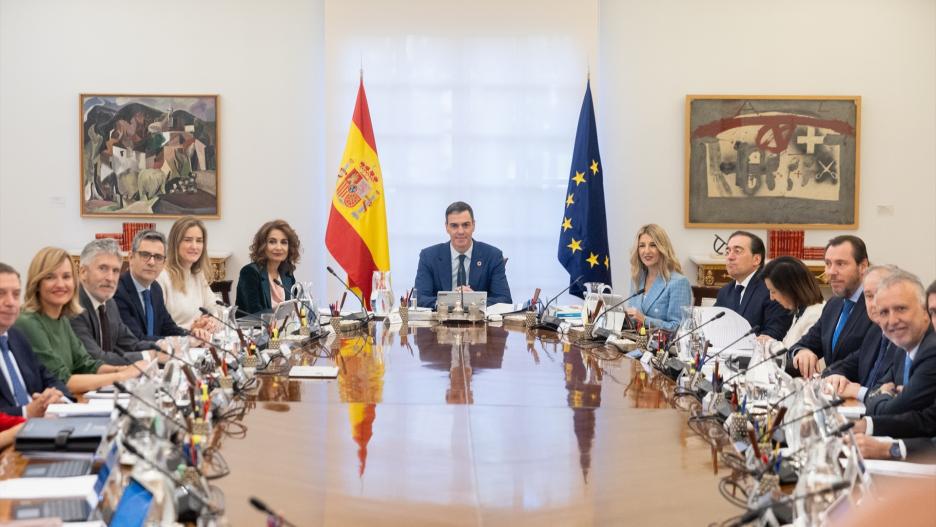 (Foto de ARCHIVO)
El presidente del gobierno, Pedro Sánchez(c), junto a su equipo de ministros, durante una reunión del Consejo de Ministros, en el Palacio de La Moncloa, a 28 de noviembre de 2024, en Madrid (España). El Consejo de Ministros, que se celebra hoy de manera extraordinaria, aprueba un nuevo paquete de ayudas de 2.274 millones de euros para reponer el parque automovilístico y el tejido productivo afectado por la DANA. Este tercer paquete de medidas para los afectados por la DANA contará con 60 medidas para la "vuelta a la normalidad" e incluirá un plan de 465 millones de euros para la renovación del parque automovilístico dañado por la DANA.

Eduardo Parra / Europa Press
28 NOVIEMBRE 2024;CONSEJO;MINISTROS;APRUEBA;PAQUETE;AYUDAS;60 MEDIDAS;DANA;MILLONES DE EUROS
28/11/2024