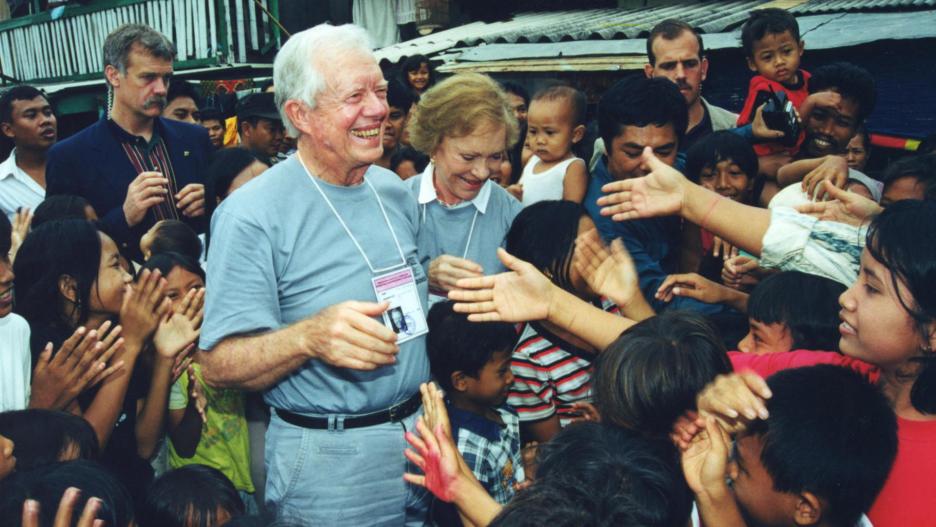 AME7837. BOGOTÁ (COLOMBIA), 29/12/2024.- Fotografía cedida por la Fundación Carter del expresidente Jimmy Carter (i) junto a su esposa Rosalynn Carter, saludando a niños durante las elecciones indonesias en 1999. El expresidente de Estados Unidos Carter, electo en 1976 y ganador del Premio Nobel de la Paz en 2002, murió este domingo a los 100 años en su hogar de Plains, Georgia, rodeado de su familia, confirmó el Centro Carter en un comunicado. EFE/ Fundación Carter SOLO USO EDITORIAL/SOLO DISPONIBLE PARA ILUSTRAR LA NOTICIA QUE ACOMPAÑA (CRÉDITO OBLIGATORIO)