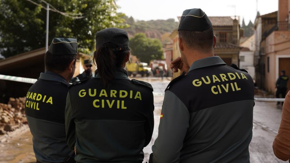 (Foto de ARCHIVO)
Tres agentes de la Guardia Civil, a 30 de octubre de 2024, en Mira, Cuenca, Castilla-La Mancha (España). Se ha producido una inundación en el municipio conquense de Mira debido a las intensas lluvias caídas, que han provocado el desbordamiento del río. La Unidad Militar de Emergencias (UME) ha actuado en el municipio junto con los bomberos y la Guardia Civil, y ha rescatado a una treintena de personas que estaban en los tejados de sus casas y a otra veintena de vecinos atrapados en viviendas. Una mujer de 88 años ha fallecido al quedar atrapada en su casa, convirtiéndose en la primera persona fallecida en Castilla-La Mancha debido al temporal.

Europa Press / Europa Press
30 OCTUBRE 2024;DANA;RIADA;RÍO;
30/10/2024