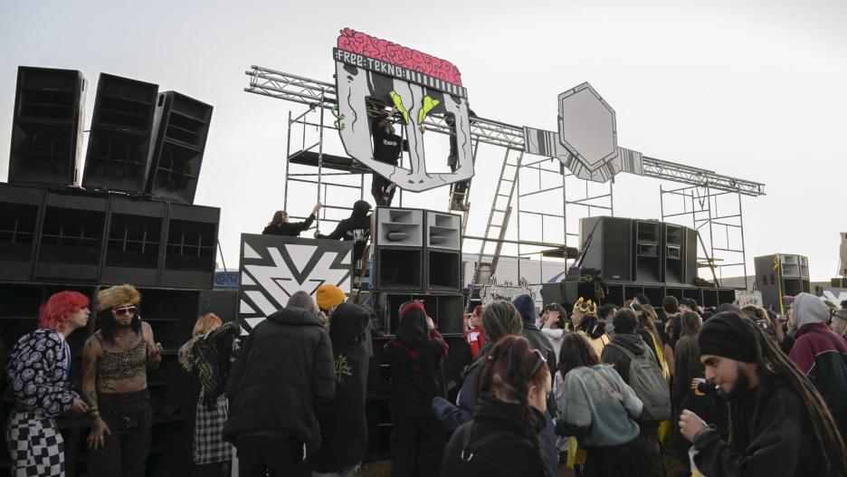 CIUDAD REAL (CASTILLA LA MANCHA), 01/01/2025.- La macrofiesta rave sin autorización, la llamada Big Fucking Party 2025, se celebra en unos terrenos de propiedad privada cerca del aeropuerto de Ciudad Real