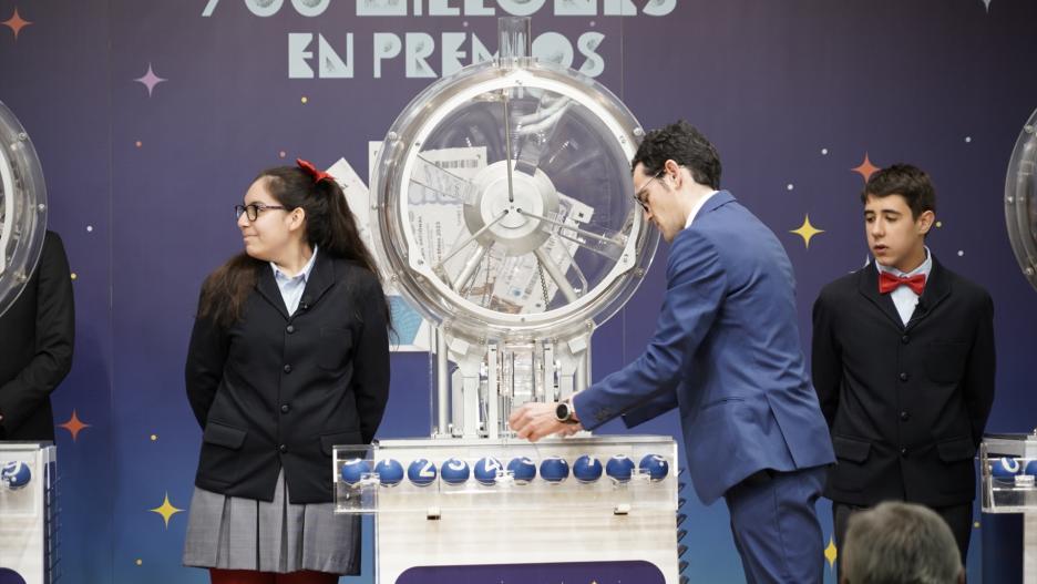 Preparación de los bombos y las bolas antes de la celebración del Sorteo Extraordinario del Niño