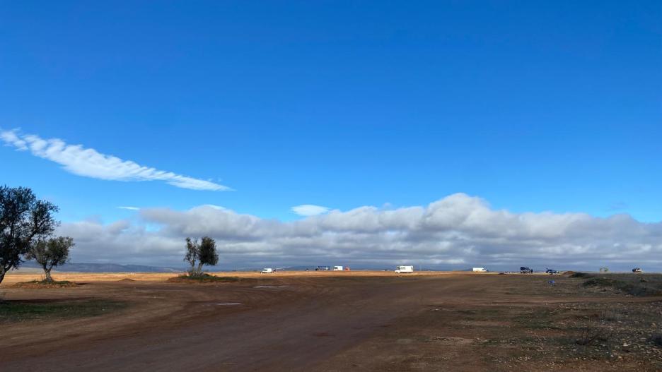 Medio centenar de vehículos continúan en la zona donde se ha celebrado esta macrofiesta ilegal.