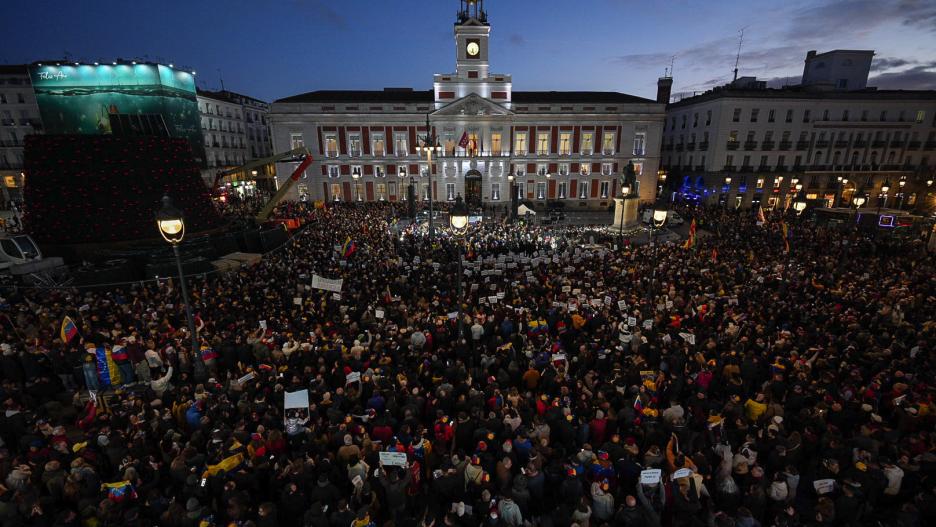 Cientos de personas durante la concentración contra el régimen de Nicolás Maduro antes de la toma de posesión como presidente de Venezuela, en la Puerta del Sol, a 9 de enero de 2025, en Madrid (España). El objetivo de la protesta es arropar al pueblo venezolano un día antes de la previsible toma de posesión de Nicolás Maduro como presidente de Venezuela.

Diego Radamés / Europa Press
09 ENERO 2025;VENEZUELA;MANIFESTACIÓN;PROTESTA;SOS VENEZUELA;OPOSICIÓN;OPOSITOR;
09/1/2025