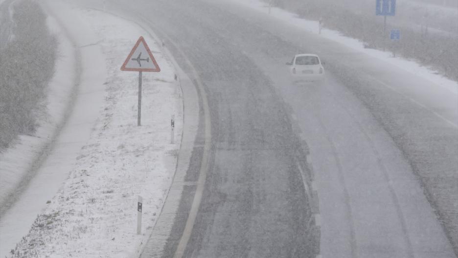 (Foto de ARCHIVO)
Un coche circula por una carretera nevada.