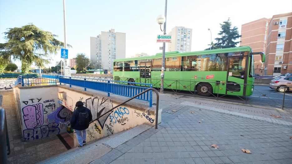 Una persona baja las escaleras que dan al paso subterráneo de la A-5 en Padre Piquer.