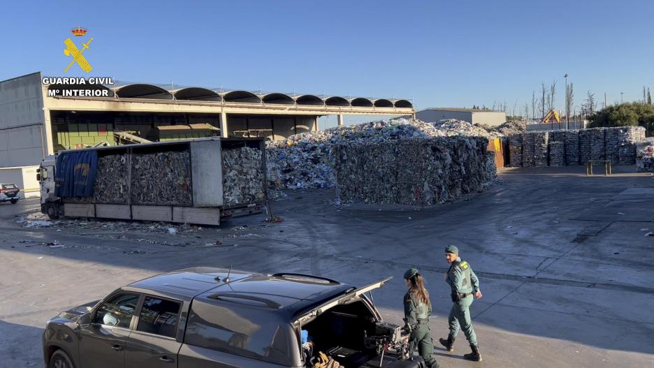 BARCELONA, 14/01/2025.-La Guardia Civil ha desmantelado una red internacional acusada de haber arrojado ilegalmente en vertederos de España más de 40.000 toneladas de residuos urbanos procedentes de Italia, algunos peligrosos y tóxicos, en una operación que se ha saldado con 22 personas detenidas e investigadas. EFE/GUARDIA CIVIL/SOLO USO EDITORIAL/SOLO DISPONIBLE PARA ILUSTRAR LA NOTICIA QUE ACOMPAÑA (CRÉDITO OBLIGATORIO)