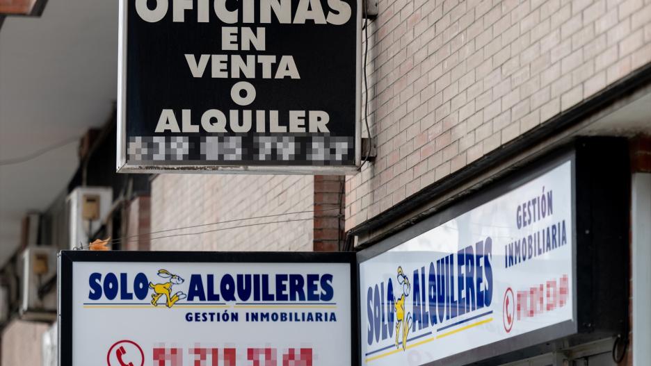 (Foto de ARCHIVO)
Un cartel anuncia un alquiler, a 9 de enero de 2024, en Madrid (España). El pasado 2 de enero, el Instituto Nacional de Estadística (INE) publicó por primera vez el nuevo índice de referencia de arrendamientos para la vivienda (IRAV), que desde este año delimita la subida del precio del alquiler, tal y como recoge la Ley de Vivienda, y que ha fijado en un 2,2%.

Eduardo Parra / Europa Press
09 ENERO 2025;IRAV;VIVIENDA;INE;ESTADÍSTICA;ARRENDAMIENTOS;ALQUILER;RECURSOS;PIXELADA
09/1/2025