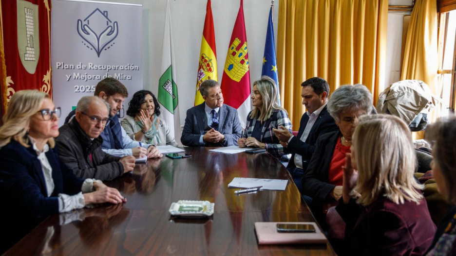 l jefe del Gobierno autonómico, Emiliano García-Page, ha presidido en Mira la Mesa de Coordinación del Plan de Recuperación del municipio tras la DANA, junto con el consejero de Fomento, Nacho Hernando; el consejero de Sanidad, Jesús Fernández Sanz; la delegada del Gobierno de España, Milagros Tolón; la delegada de la Junta en Cuenca, Mª Ángeles López; el presidente de la Diputación provincial de Cuenca, Álvaro Martínez Chana; y la alcaldesa de Mira, Miriam Lava. 11 de diciembre de 2024