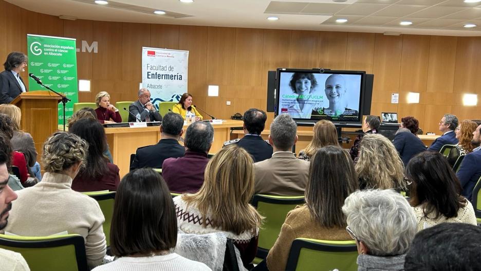 La Universidad de Castilla-La Mancha (UCLM) ha presentado este jueves en el campus de Albacete la cátedra UCLM-AECC 'Humanización en la atención integral y el cuidado del paciente oncológico y su entorno'