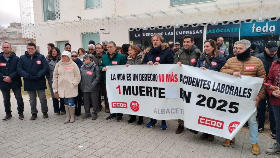 UGT y CCOO Albacete se concentran por el ultimo accidente laboral mortal sucedido esta semana en Balazote.

REMITIDA / HANDOUT por SINDICATOS
Fotografía remitida a medios de comunicación exclusivamente para ilustrar la noticia a la que hace referencia la imagen, y citando la procedencia de la imagen en la firma
17/1/2025