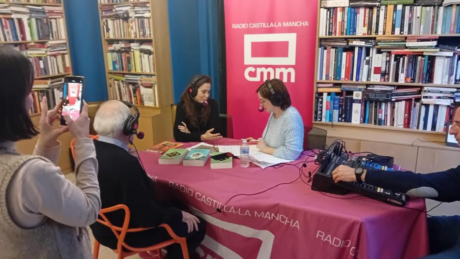 La periodista Vega Hernández charlando con la actriz Cecilia Freijeiro durante la grabación del programa de Radio Castilla-La Mancha "La Colmena".