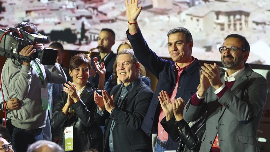 TOLEDO, 18/01/2025.- El presidente del Gobierno y secretario general del PSOE, Pedro Sánchez (2º dcha); el presidente de Castilla La Mancha y actual secretario general de los socialistas en la región, Emiliano García-Page (c); y la ministra de Vivienda, Isabel Rodríguez (izda), durante la primera jornada del XIII congreso regional del PSOE de Castilla-La Mancha, este sábado en Toledo.García-Page se mantiene como secretario general de los socialistas en la comunidad autónoma, ya que fue el único que presentó candidatura para el cargo, por lo que no se han tenido que celebrar primarias. EFE/Ismael Herrero