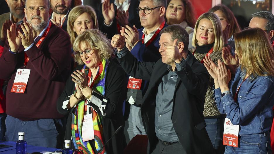 TOLEDO, 18/01/2025.- El presidente de Castilla La Mancha y actual secretario general de los socialistas en la región, Emiliano García-Page (2º dcha), durante la primera jornada del XIII congreso regional del PSOE de Castilla-La Mancha este sábado en Toledo. García-Page se mantiene como secretario general de los socialistas en la comunidad autónoma, ya que fue el único que presentó candidatura para el cargo, por lo que no se han tenido que celebrar primarias. EFE/Ismael Herrero