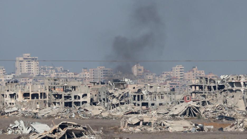 Gaza Border (Israel), 19/01/2025.- Humo saliendo de edificios dañados en la Franja de Gaza. Imagen de este domingo