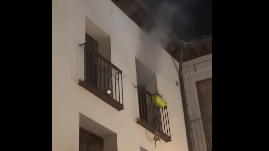 Imagen del incendio en un bar en la plaza Barrio Rey, en el casco histórico de Toledo