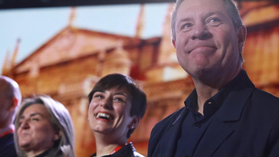 El reelegido secretario general del PSOE de Castilla-La Mancha, Emiliano García-Page, junto a la ministra de Vivienda, Isabel Rodríguez, en el cierre del 13 Congreso del PSOE de Castilla-La Mancha celebrado en Toledo.

JUANMA JIMÉNEZ/EUROPA PRESS
19/1/2025