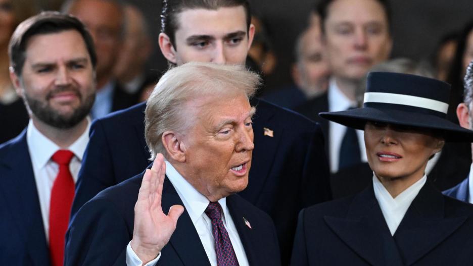 Washington (United States), 20/01/2025.- Donald Trump is sworn in as the 47th US President in the US Capitol Rotunda in Washington, DC, USA, 20 January 2025. EFE/EPA/SAUL LOEB / POOL