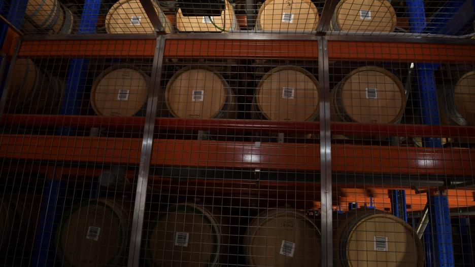 Barriles de vino en el interior de unas bodegas.