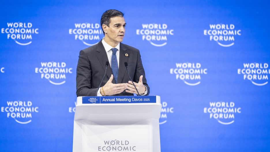 Davos (Switzerland), 22/01/2025.- Prime Minister of Spain Pedro Sanchez speaks during a plenary session of the 55th annual World Economic Forum (WEF) meeting in Davos, Switzerland, 22 January 2025. The World Economic Forum's annual meeting gathers entrepreneurs, scientists, and corporate and political leaders in Davos from 20 to 24 January. (España, Suiza) EFE/EPA/MICHAEL BUHOLZER