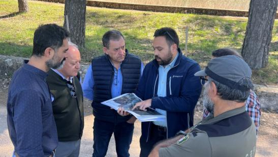 El delegado provincial de Desarrollo Sostenible y el alcalde de Uña el pasado mes de mayo, cuando comenzaron las obras.