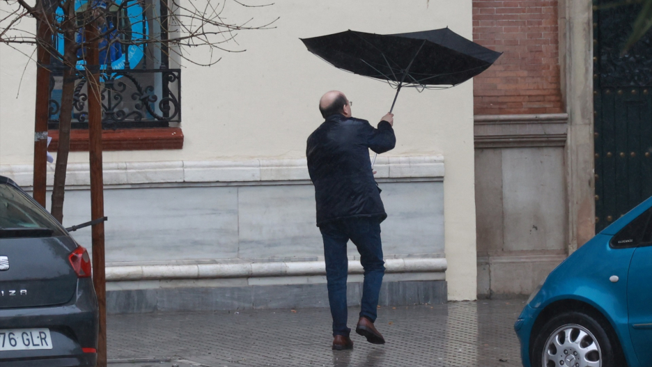 Aviso en toda la región por fuertes rachas de viento hasta el lunes por la tarde.