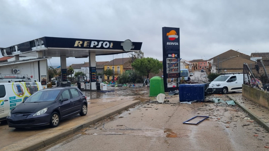 Un tornado ha dejado imágenes de destrucción total en Torre de Juan Abad.