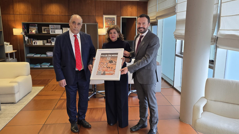 Momento en el que Carmen Amores, en el centro, hace entrega del archivo documental de Villel de Mesa a su alcalde, Pedro Lozano, a la izquierda, junto a José Luis Escudero, delegado provincial de Guadalajara.