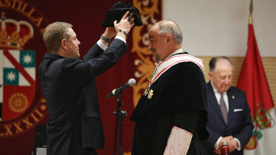 El presidente de Castilla-La Mancha, Emiliano García-Page, y el nuevo rector de la Universidad de Castilla-La Mancha (UCLM), José Julián Garde.