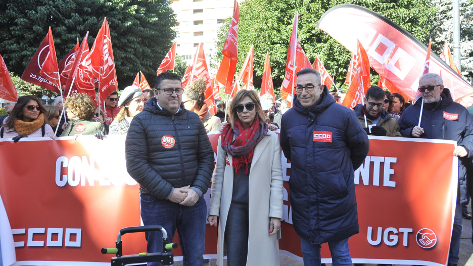 ALBACETE (ESPAÑA), 02/02/2025.- El secretario provincial de UGT, Francisco Javier González (i) ; Carmen Juste (c) de CC OO y el secretario regional de CCOO, Francisco de la Rosa (d) participan en manifestación este domingo en Albacete convocada a niel nacional por los sindicatos UGT y CCOO para denunciar que las estrategias políticas de la derecha no pueden condicionar la protección de la mayoría social y «hacer rehenes» de intereses oportunistas los derechos de la clase trabajadora y pensionistas. EFE/ Manu