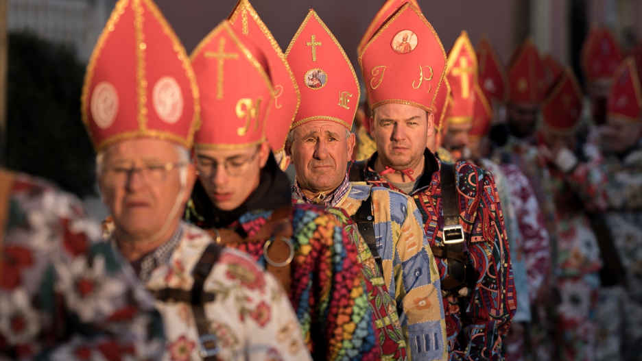 (Foto de ARCHIVO)
Varios hombres disfrazados durante la celebración de La Endiablada 2024, a 3 de febrero de 2024, en Almonacid del Marquesado, Cuenca, Castilla-La Mancha (España). La festividad de La Endiablada se celebra en el municipio de Almonacid del Marquesado de manera anual como homenaje a la Virgen de la Candelaria y a San Blas. Los protagonistas de la celebración son los ‘diablos’, figuras enmascaradas y vestidas con trajes de colores llamativos que llevan cencerros que resuenan a su paso.

Diego Radamés / Europa Press
03 FEBRERO 2024;FESTIVIDAD;CELEBRACIÓN;ENDIABLADA;HOMENAJE;FIGURAS
03/2/2024