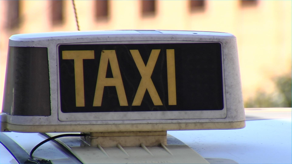 Imagen de un taxi en la parada de la estación de autobuses en Toledo