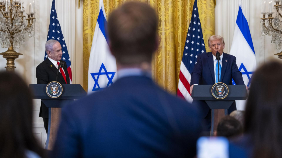 Trump afirmó este martes, en una rueda de prensa junto al primer ministro israelí, Benjamín Netanyahu, que Estados Unidos "tomará el control" de la Franja de Gaza a largo plazo y la reconstruirá, convirtiéndola en la nueva "Riviera de Oriente Medio", tras reasentar permanentemente a los palestinos en otros países