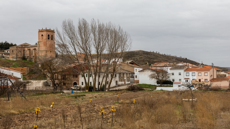 El turismo rural es una de las actividades económicas emergentes en Jirueque. La belleza natural del entorno, su patrimonio histórico y la tranquilidad del medio rural atraen a visitantes