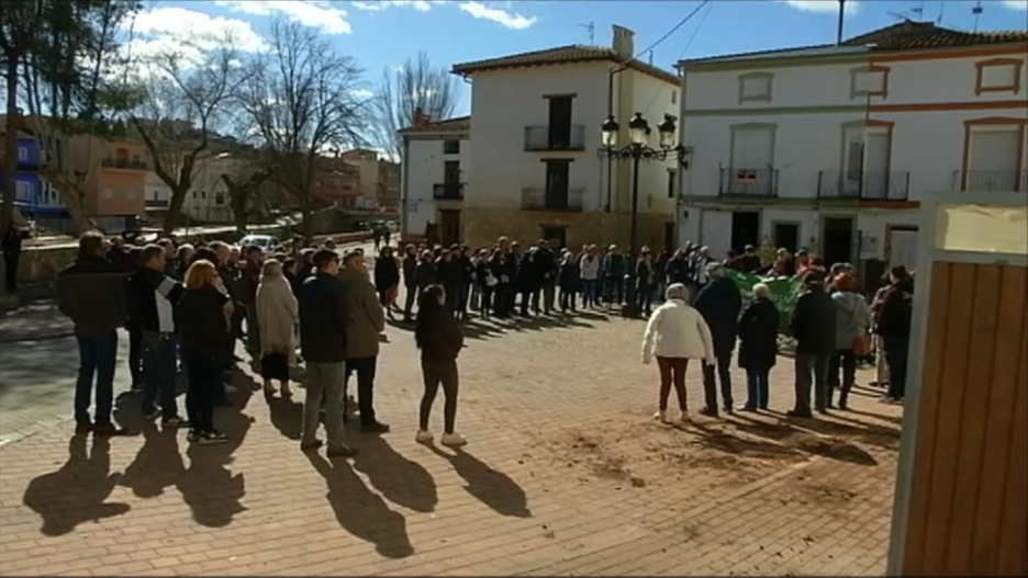 Concentración en Mira contra la instalación de una planta de residuos en la localidad