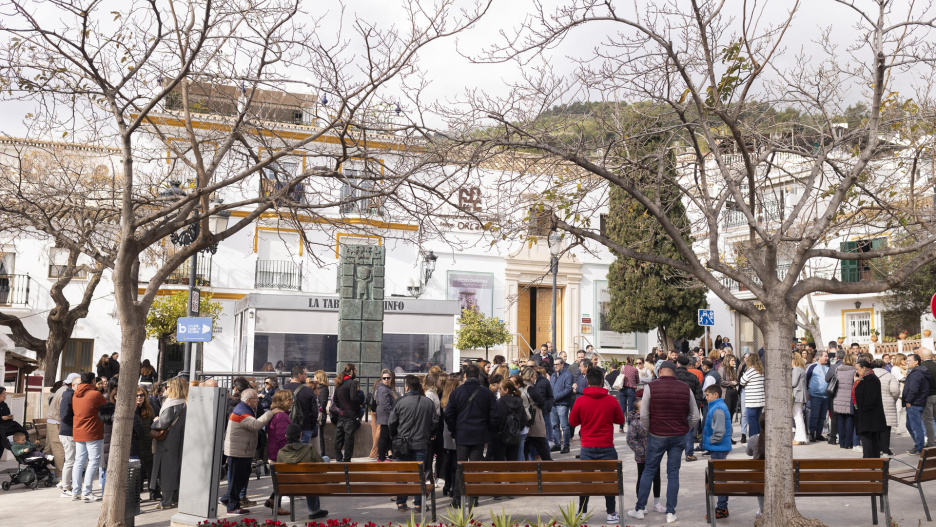 Málaga, 9 feb (EFE).- Concentración espontánea de vecinos de Benalmádena, donde esta madrugada un hombre presuntamente ha matado a su pareja en presencia de sus hijos. EFE/Carlos Díaz.