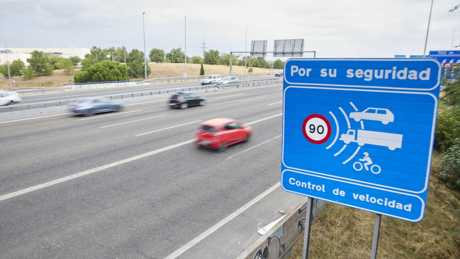 (Foto de ARCHIVO)
Un cartel que indica un radar de prohibición de circular a más de 90 kilómetros por hora